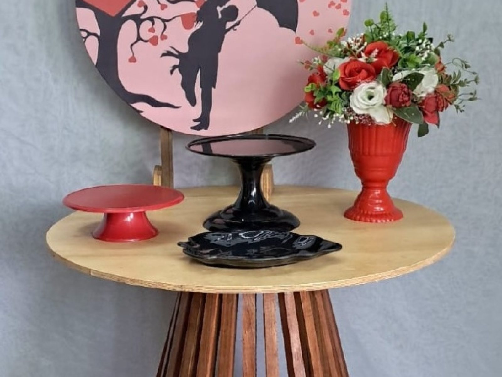 Decoração de festa completa montada sobre a mesa
