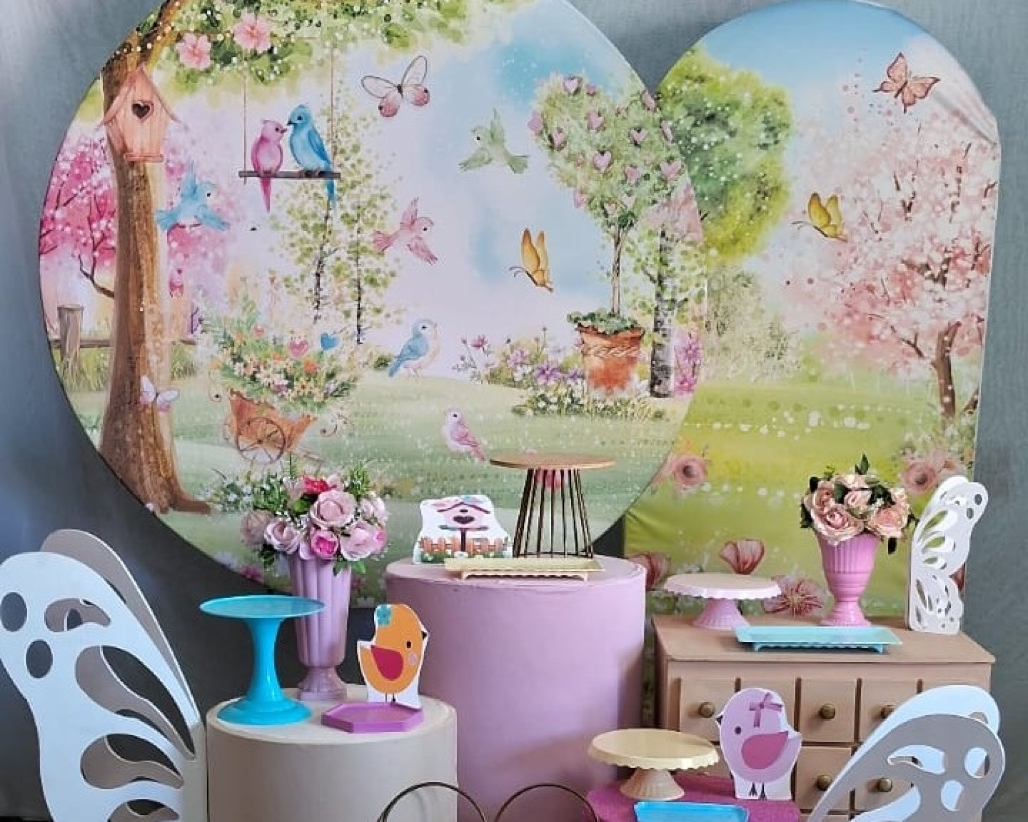 Decoração de festa montada com o kit Jardim Encantado